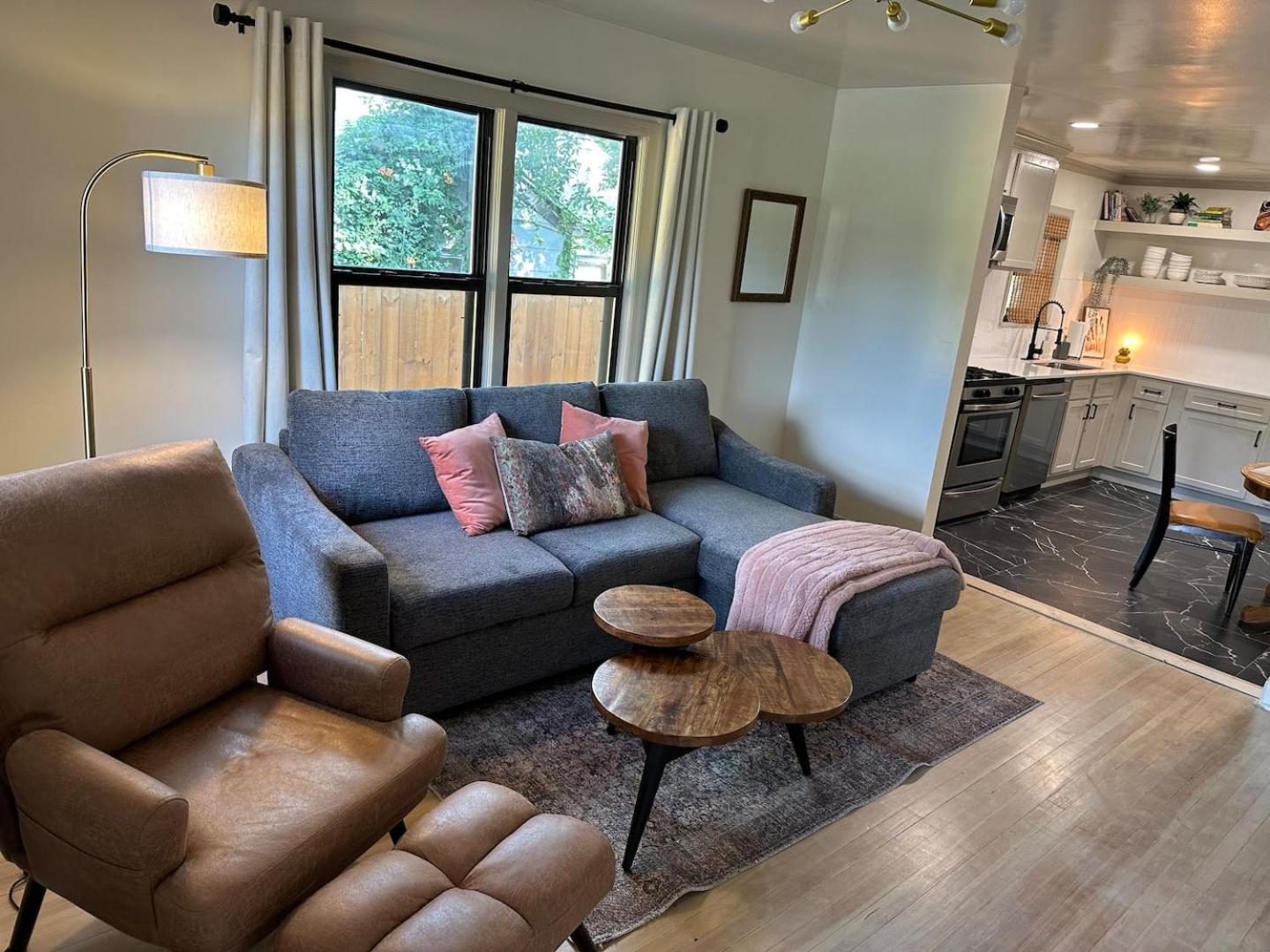 Campus Cottage Kng Bed! Walk To Uco And Downtown ادمون المظهر الخارجي الصورة