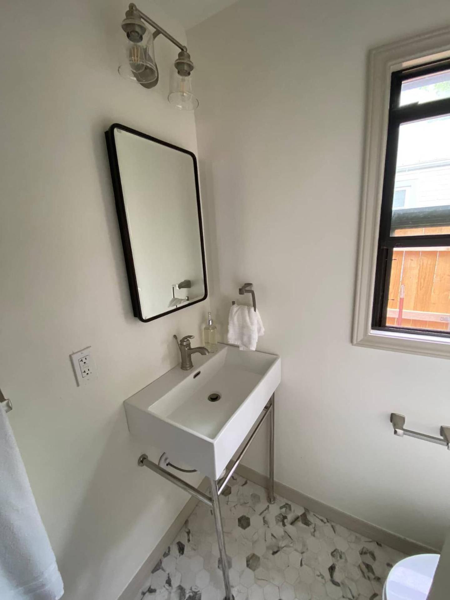 Campus Cottage Kng Bed! Walk To Uco And Downtown ادمون المظهر الخارجي الصورة
