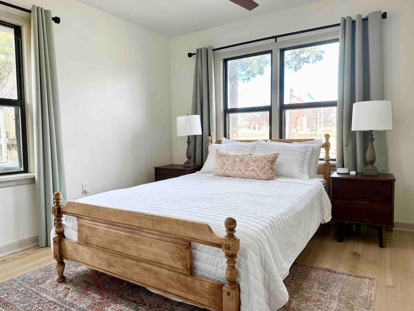 Campus Cottage Kng Bed! Walk To Uco And Downtown ادمون المظهر الخارجي الصورة