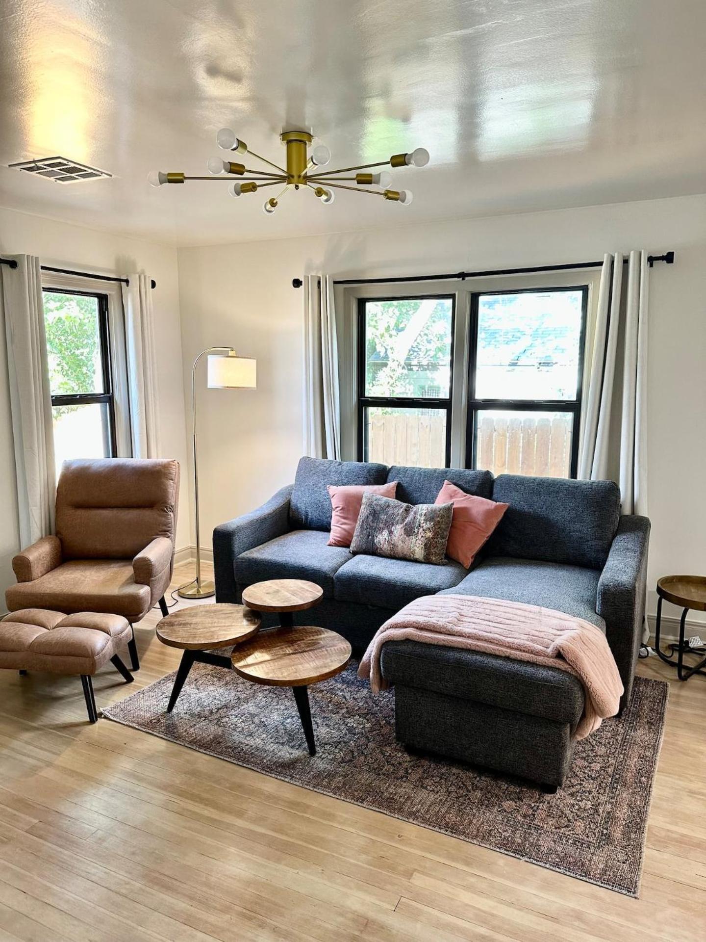 Campus Cottage Kng Bed! Walk To Uco And Downtown ادمون المظهر الخارجي الصورة